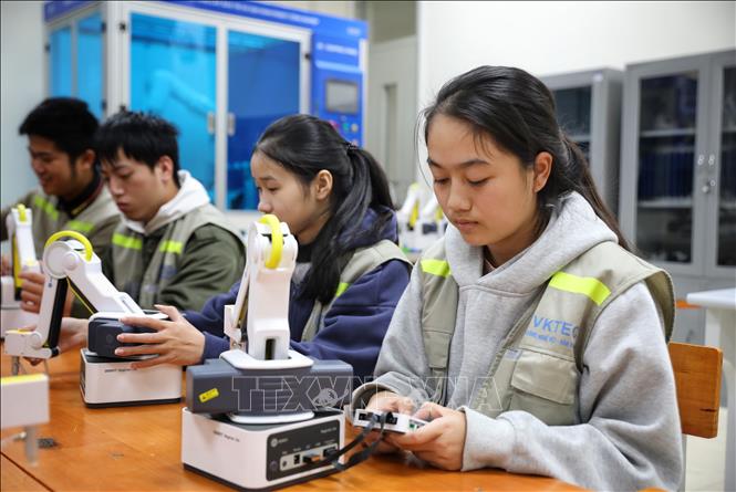 Sinh viên thực tập Môn lập trình vi điều khiển tại Trường Cao đẳng Công nghệ Việt – Hàn Bắc Giang. (Ảnh: Danh Lam/TTXVN)